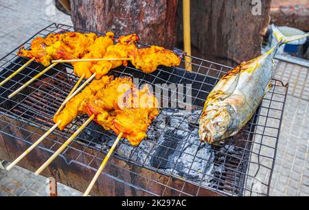 Thailändische Gerichte, gegrilltes Hühnchen und Fisch, Naithon Beach Phuket Thailand. Stockfoto