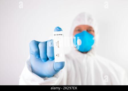 Arzt mit Labor-COVID-19-Testkit zur Diagnose einer Coronavirus-Infektion. Stockfoto