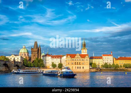Bootstour auf der Moldau mit Karlsbrücke im Hintergrund. Prag, Tschechische Republik Stockfoto
