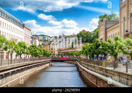 Das Stadtzentrum mit Gebäuden und Hotels entlang des Flusses Tepla und der Brücke über den Kanal. Karlsbad, Tschechische Republik Stockfoto