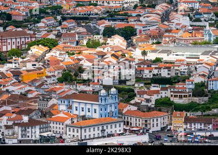 Blick auf die Altstadt und die Kirche Igreja da Misericordia von Monte Brasil, in Angra do Heroismo, Terceira Island, Azoren, Portugal. Stockfoto