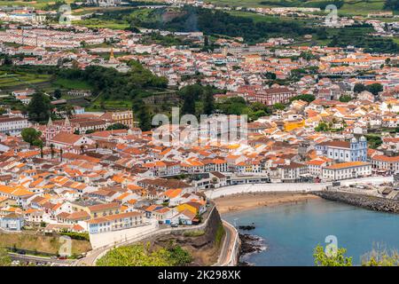 Blick auf das historische Stadtzentrum, den öffentlichen Strand Praia de Angra do Heroismo und die Kirche Igreja da Misericordia von Monte Brasil, in Angra do Heroismo, Terceira Island, Azoren, Portugal. Stockfoto