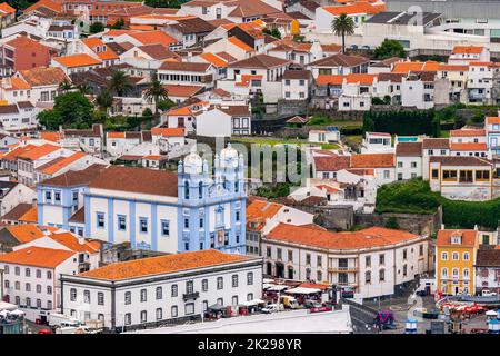 Blick auf die Altstadt und die Kirche Igreja da Misericordia von Monte Brasil, in Angra do Heroismo, Terceira Island, Azoren, Portugal. Stockfoto