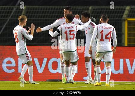 Der walisische Kieffer Moore (Mitte dahinter) feiert das erste Tor seiner Mannschaft im Spiel mit Teamkollegen während des UEFA Nations League Group D-Spiels im King Baudouin Stadium, Brüssel. Bilddatum: Donnerstag, 22. September 2022. Stockfoto