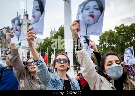 London, Großbritannien. 22. September 2022. In London lebende Iraner protestieren am 16. September auf dem Parliament Square als Reaktion auf die Nachricht vom Tod von Mahsa Amini, einer 22-jährigen Kurdin, die in Polizeigewahrsam in Teheran starb. Angeblich wurde sie von der iranischen Moralpolizei festgenommen, weil sie ein Kopftuch des Hijab auf „unangemessene“ Weise trug. Im Iran finden Proteste statt und der Zugang zum Internet und zu den sozialen Medien wird nun eingeschränkt. Kredit: Stephen Chung / Alamy Live Nachrichten Stockfoto