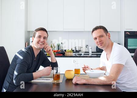 Die Dinge sind immer besser, wenn sie zusammen waren. Ein liebevolles schwules Paar. Stockfoto