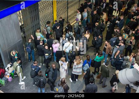 Bahnhof Stratford, London, Großbritannien. 22. September 2022: Hunderte von Pendlern warten ängstlich nach Hause in Stratford Station Herunterfahren wegen eines Treppenlifts abgebrochen. Stockfoto