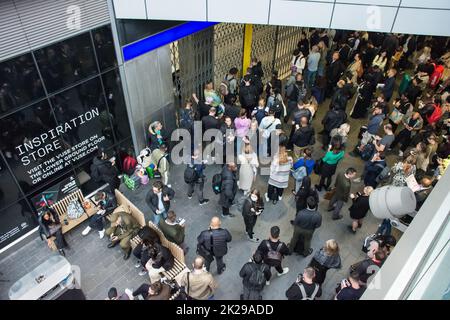 Bahnhof Stratford, London, Großbritannien. 22. September 2022: Hunderte von Pendlern warten ängstlich nach Hause in Stratford Station Herunterfahren wegen eines Treppenlifts abgebrochen. Stockfoto