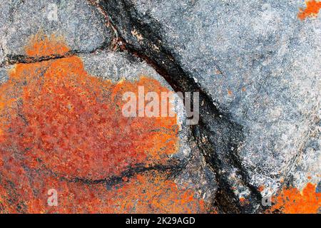 Detaillierte Nahaufnahme von alten und verwitterten Betonwänden mit Rissen und Farbe Stockfoto