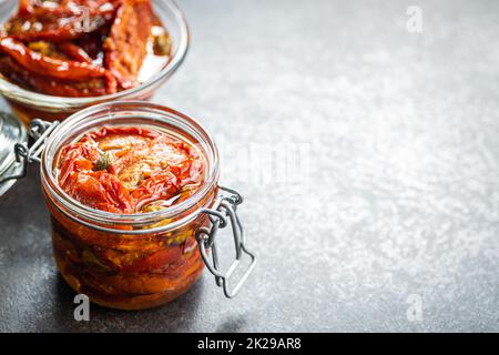 Sonnengetrocknete Tomate. Eingelegte Tomatendose. Stockfoto