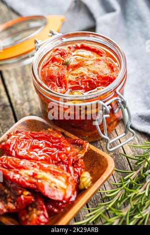 Sonnengetrocknete Tomate. Eingelegte Tomaten im Glas. Stockfoto