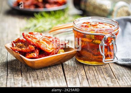 Sonnengetrocknete Tomate. Eingelegte Tomaten im Glas. Stockfoto