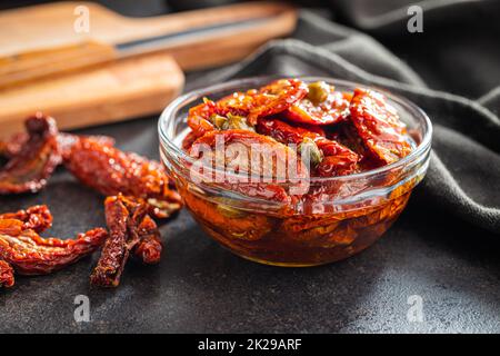 Sonnengetrocknete Tomate. Eingelegte Tomaten in der Schüssel. Stockfoto