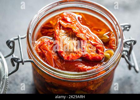 Sonnengetrocknete Tomate. Eingelegte Tomaten im Glas. Stockfoto