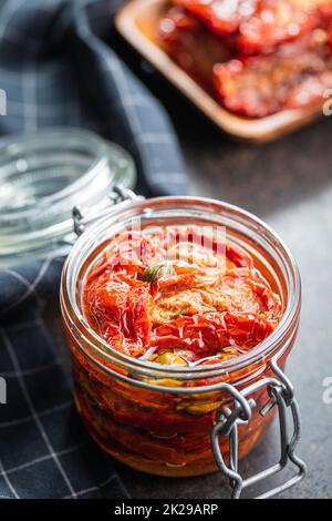 Sonnengetrocknete Tomate. Eingelegte Tomaten im Glas. Stockfoto