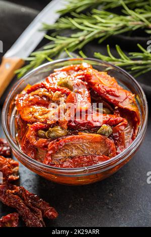 Sonnengetrocknete Tomate. Eingelegte Tomaten in der Schüssel. Stockfoto