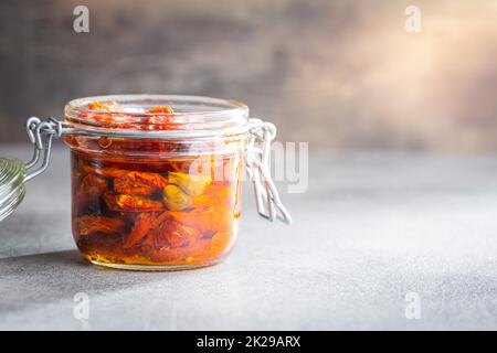 Sonnengetrocknete Tomate. Eingelegte Tomaten im Glas. Stockfoto