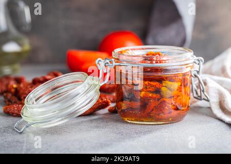 Sonnengetrocknete Tomate. Eingelegte Tomaten im Glas. Stockfoto