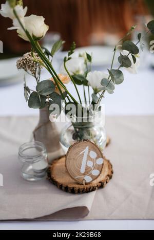 Elegante Hochzeitsdekorationen aus natürlichen Blumen Stockfoto