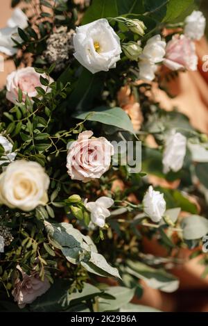 Elegante Hochzeitsdekorationen aus natürlichen Blumen Stockfoto