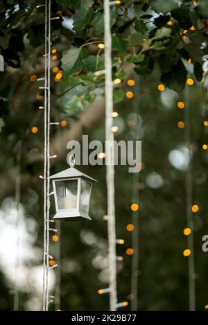 Farbige, verschwommene Bokeh-weihnachtsgirlanden Stockfoto