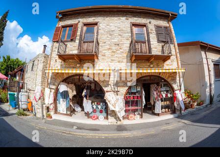 LEFKARA, ZYPERN - 29. SEPTEMBER 2017: Traditionelle Stickereien im Dorf Pano Lefkara Stockfoto