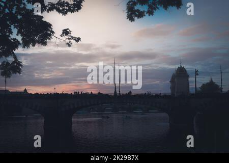 Silhouette der Legionsbrücke. Prag, Tschechische Republik Stockfoto