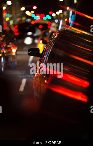 Nacht der Straßenverkehr in einer grossen Stadt (flacher DOF) Stockfoto