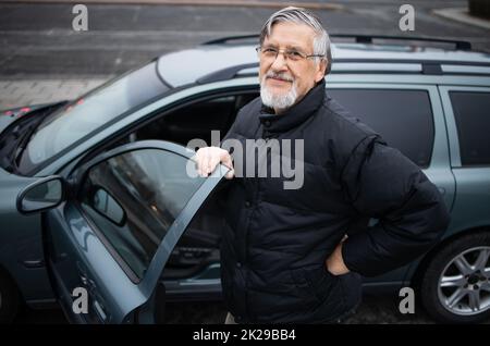 Lächelnder älterer Mann, glücklich über sein neues Auto Stockfoto