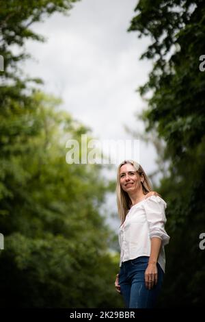 Porträt einer entspannten Frau mittleren Alters im Freien, glücklich aussehen, genießen das Leben Stockfoto