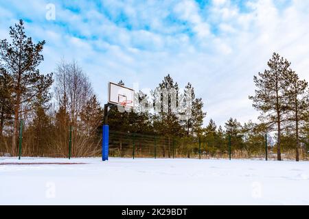 Basketball Feld mit Schnee bedeckt Stockfoto