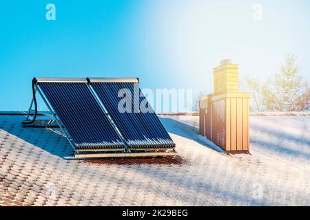 Solarbetriebener Warmwasserbereiter auf dem Dach Stockfoto