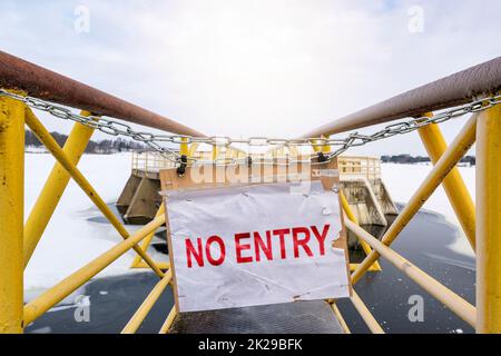 Kein Zutrittsschild an der Kette vor der gelben Metallbrücke Stockfoto