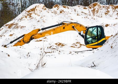 Baggermaschine, die im Winter in Sandsteinbrüchen arbeitet Stockfoto