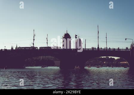 Silhouette der Legionsbrücke auf der Moldau. Prag, Tschechische Republik Stockfoto