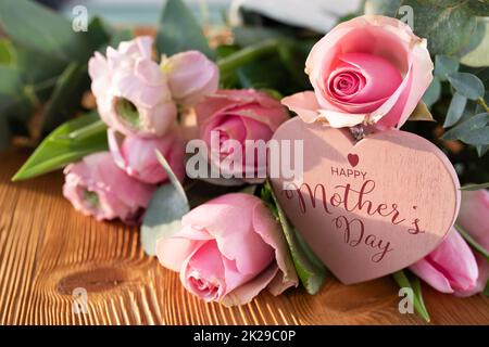 Muttertagskarte mit rosafarbenen Blumen und Herz Stockfoto