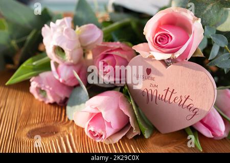 Muttertagskarte mit rosafarbenen Blumen und Herz Stockfoto