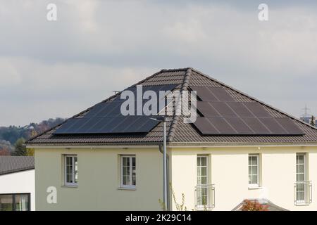 Haus-Dach mit Solarzellen Stockfoto