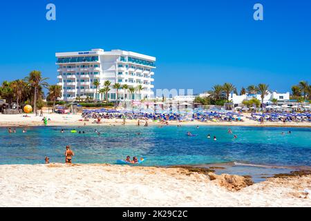 AYIA NAPA, ZYPERN - 18. AUGUST 2016: Leute, die einen schönen Sommertag in Vathia Gonia (Sandy Bay) Beach genießen Stockfoto