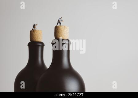 Retro - style Menschen eröffnen eine schwarze Flasche Stockfoto