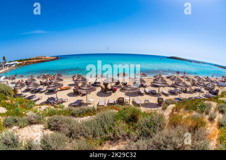 Nissi Beach. Unbekannte Menschen an einem heißen Sommertag, Ayia Napa. Bezirk Famagusta, Zypern Stockfoto