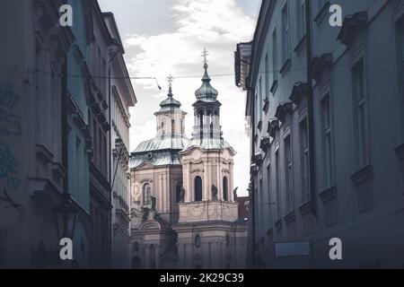 St. Nikolaus Kirche durch Straße aus gesehen. Stare Mesto, Prag, Tschechische Republik Stockfoto