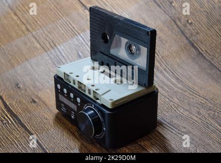 Audiokassette neben dem Verstärker auf dem Tisch Stockfoto