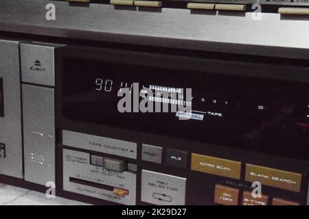 Kassettendeck zum Abspielen von Musikkassetten. Retro-Audio. Stockfoto