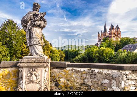 Statue des Johannes von Nepomuk und Limburger Kathedrale Stockfoto