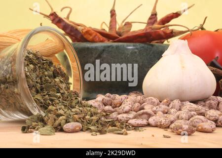 Tamales mit Knoblauch, Bohnen und Tomate auf gelbem Hintergrund Stockfoto