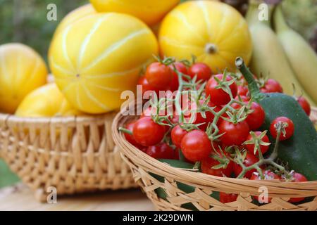 Gemüseernte im Sommer - Ginkaku Koreanische Melonen mit Jalapeno-Paprika und Tomaten Stockfoto