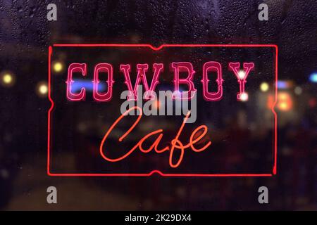 Vintage Cowboy Cafe Neon Schild in Rainy Window Stockfoto