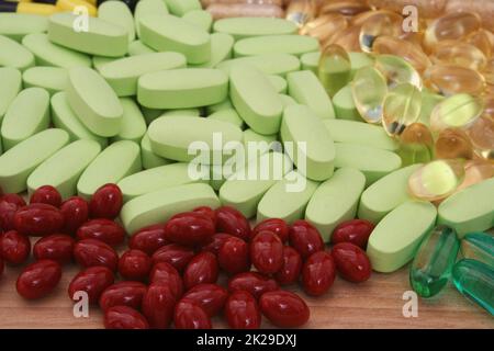 Verschiedene Vitamine, Antibiotika, Schmerzmittel und Nahrungsergänzungsmittel Stockfoto