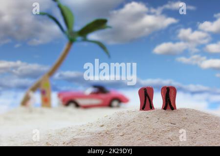 Flip-Flop-Schuhe am Strand mit Palmen im Hintergrund seichtem Innenministerium Stockfoto